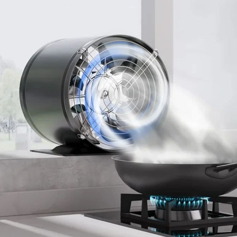 Een krachtige luchtventilator in een keuken, gericht op het verwijderen van stoom en rook van een wok boven een gasfornuis. De ventilator heeft een efficiënt ontwerp voor het verbeteren van de luchtcirculatie en het bevorderen van een schone en frisse kookomgeving.