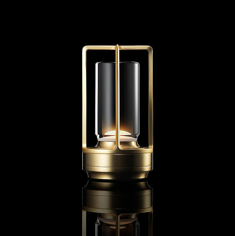 De afbeelding toont een stijlvolle, waterbestendige lamp in de vorm van een traditionele lantaarn. De lamp heeft een elegant, goudkleurig frame dat het glazen middenstuk omhult, waardoor het licht zacht wordt verspreid. Het ontwerp combineert klassieke charme met moderne functionaliteit, ideaal voor buitengebruik of als decoratief object in verschillende omgevingen. Het waterbestendige materiaal zorgt ervoor dat de lamp bestand is tegen weersinvloeden, waardoor het een duurzame keuze is voor zowel binnen-a.