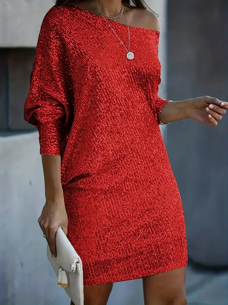 Deze opvallende rode feestjurk van Kaelina is versierd met glinsterende pailletten en heeft een elegant off-shoulder ontwerp. De losse, comfortabele pasvorm maakt het de perfecte keuze voor een stijlvolle avond uit. Het ontwerp straalt glamour uit, terwijl de subtiele details zorgen voor een verfijnde uitstraling.