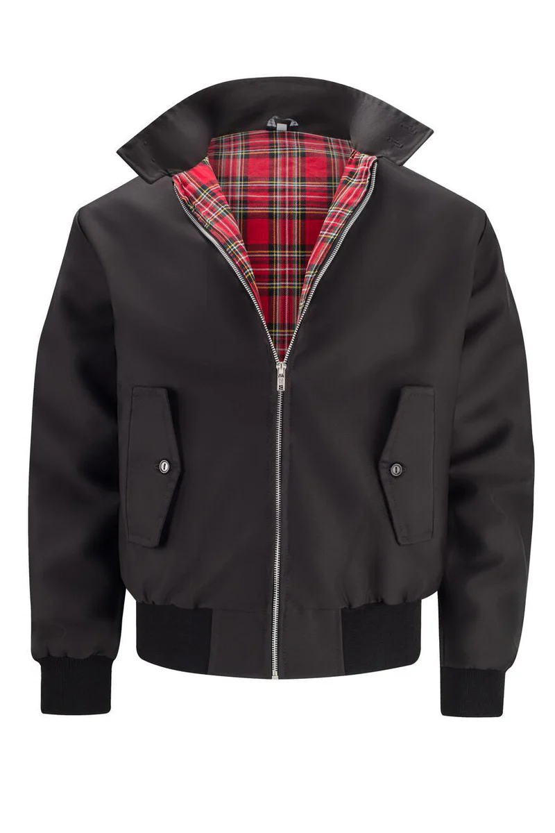 Kendra bomberjas in zwart met een opvallende roodgeruite voering. Voorzien van een rits aan de voorkant, knoopsluiting op de zakken en een opstaande kraag. Perfect voor een stijlvolle en veelzijdige look.