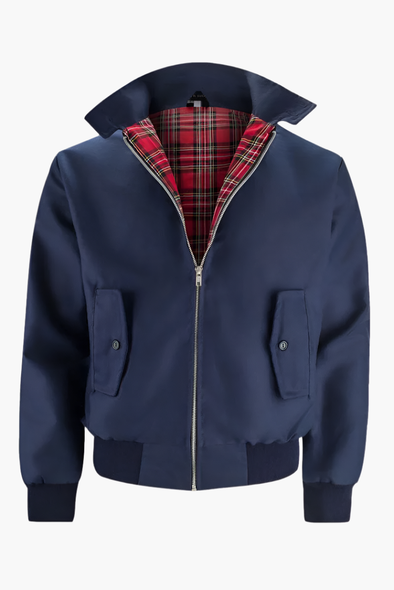 Kendra bomberjas in marineblauw met een opvallende roodgeruite voering. Voorzien van een rits aan de voorkant, knoopsluiting op de zakken en een opstaande kraag. Perfect voor een stijlvolle en veelzijdige look.