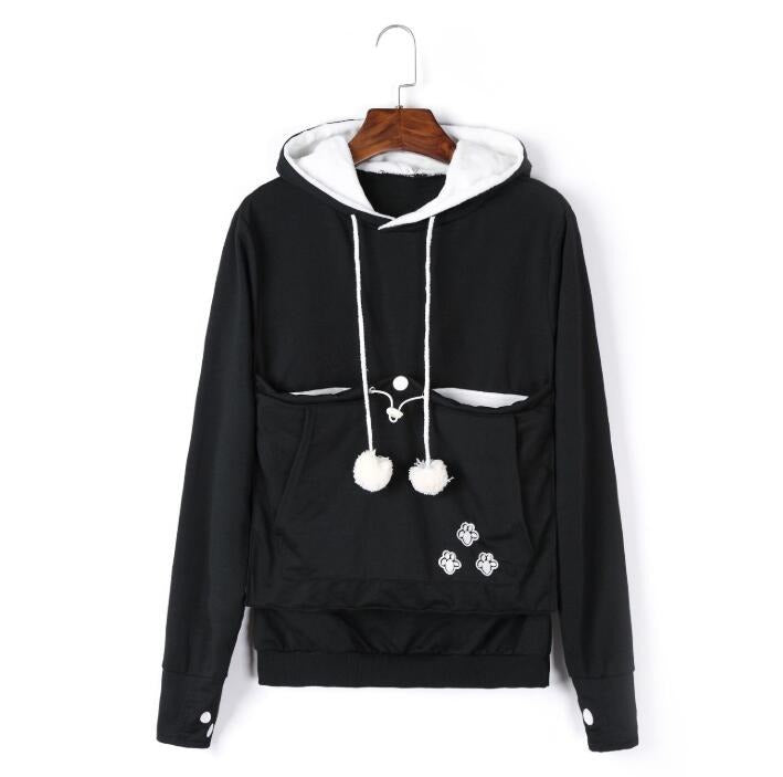 De Klaassen hoodie, een trendy zwarte hoodie met witte accenten, voorzien van een ruime buidelzak en schattige pootafdrukdetails. Perfect voor het comfortabel dragen van huisdieren of voor een casual en modieuze look.