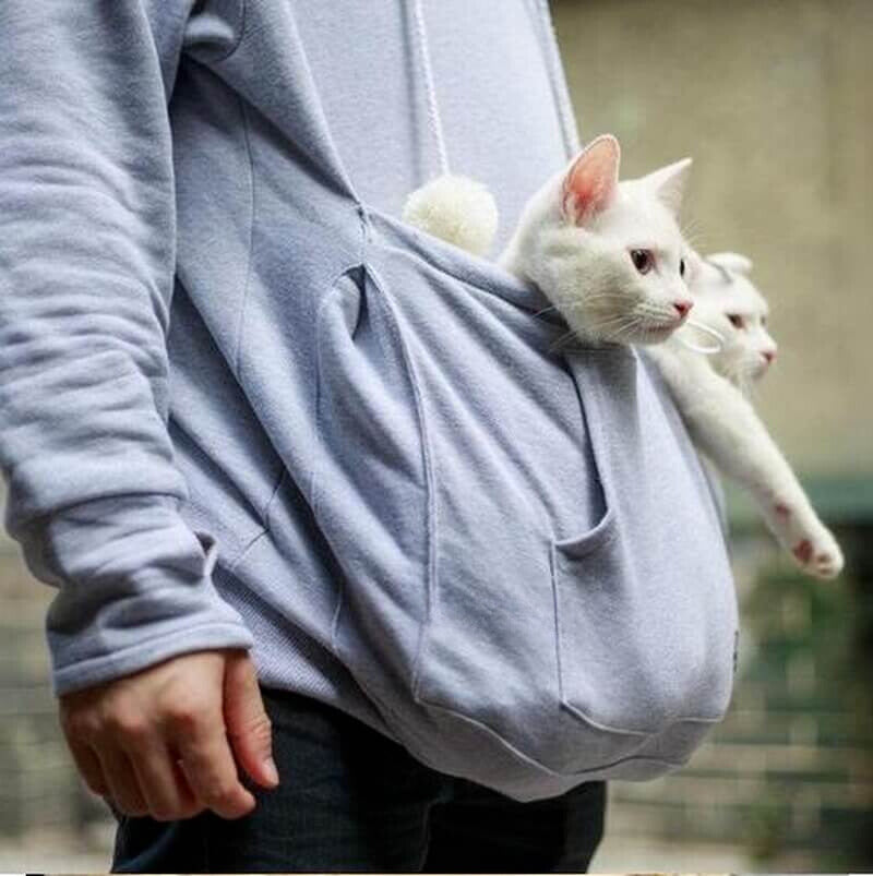 De Klaassen hoodie, een trendy en comfortabele grijze hoodie met een praktische buidelzak speciaal ontworpen voor het dragen van huisdieren zoals katten. Perfect voor dierenliefhebbers die hun huisdier graag dichtbij willen houden.