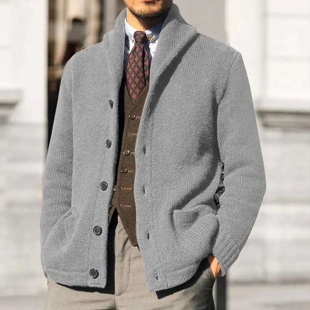Een stijlvol, grijs gebreid vest van Klara, perfect voor een chique en veelzijdige uitstraling. Dit veelzijdige vest kan zowel formeel als casual gedragen worden en biedt comfort en klasse.
