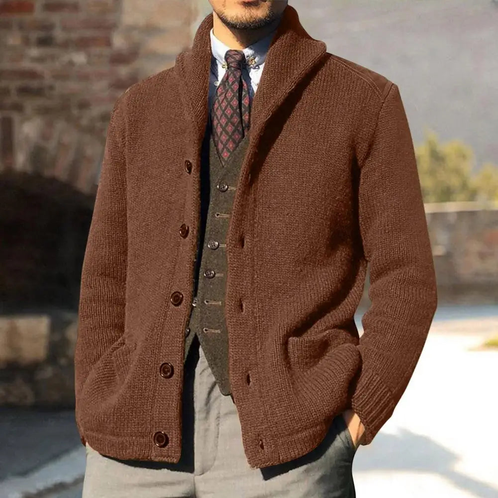Een bruin, elegant vest van Klara, met een klassieke, veelzijdige uitstraling. Dit chique vest is de perfecte aanvulling voor zowel formele als casual outfits.