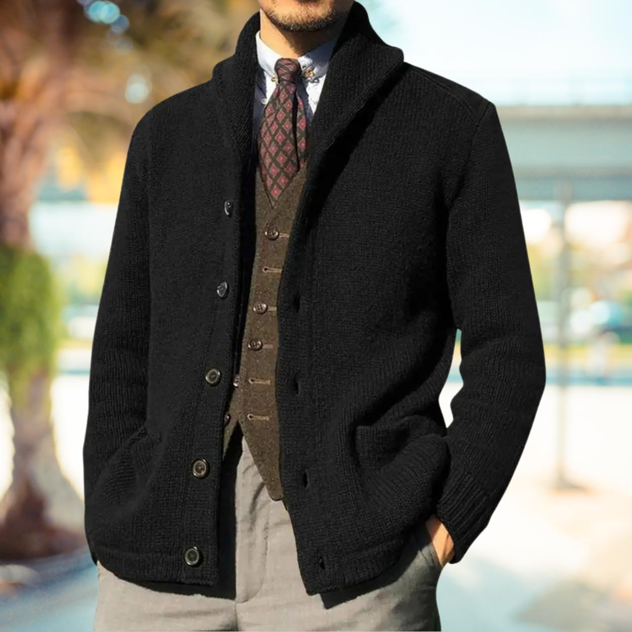Een stijlvolle zwarte trui van Klara, met een chique uitstraling, perfect voor een veelzijdige look. Het is een elegante keuze voor elke gelegenheid, van een formele setting tot een casual uitje.