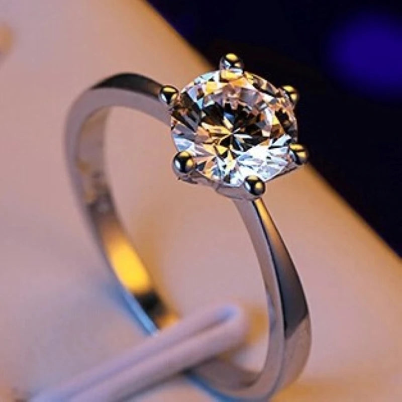 Anello a sei artigli classico color oro di BrillianceBeauty