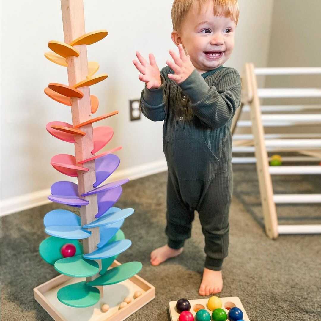 Kleurrijke Murmur Tower met interactieve functies