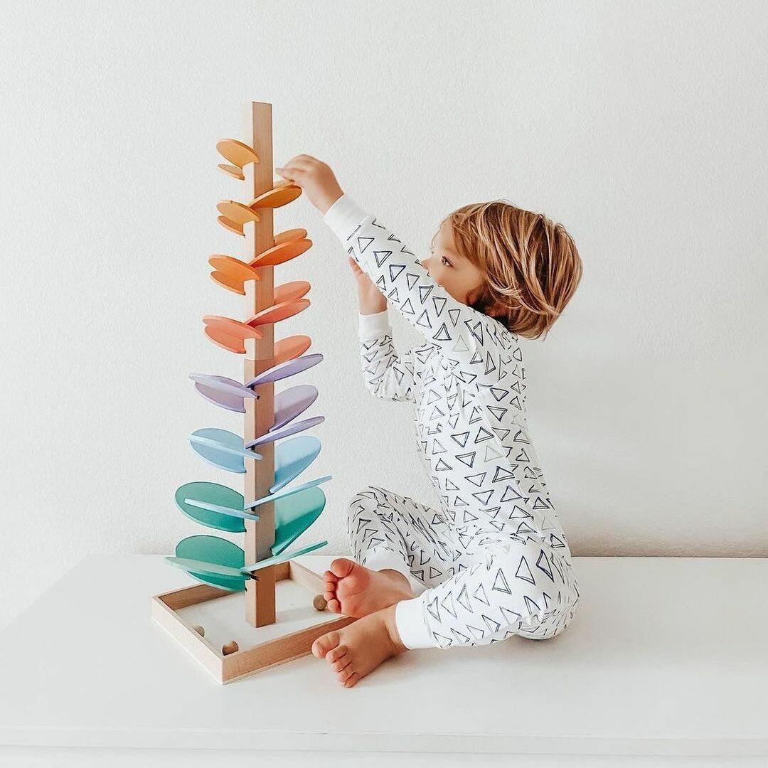 Kleurrijke Murmur Tower met interactieve functies