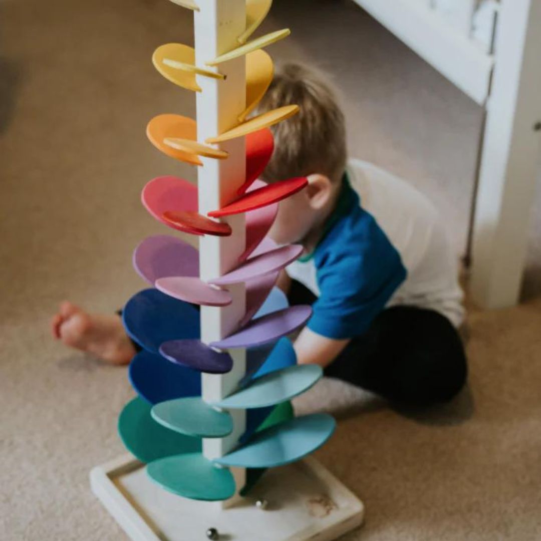 Kleurrijke Murmur Tower met interactieve functies