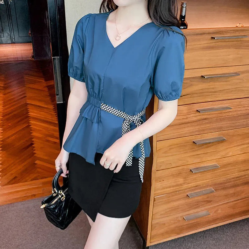 Camicetta estiva a maniche a sbuffo con scollo a V a fascia e ruches di Seoul Chic!