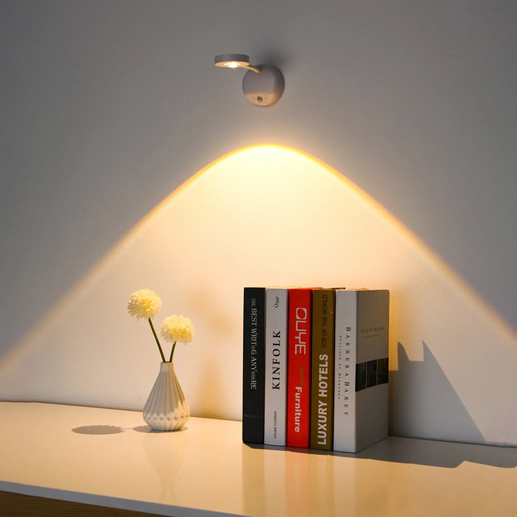 KreativX Motion Spotlight verlicht boeken op een stijlvolle manier, met een slimme verlichting die de ruimte subtiel accentueert.