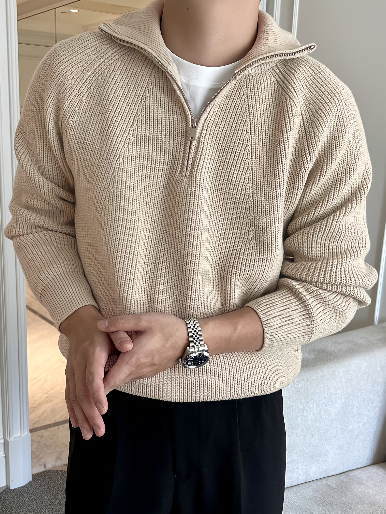 LIVANO heren trui in een lichte beige kleur, met een ritssluiting bij de hals. Het biedt een stijlvolle en comfortabele uitstraling, perfect voor casual en elegante gelegenheden.
