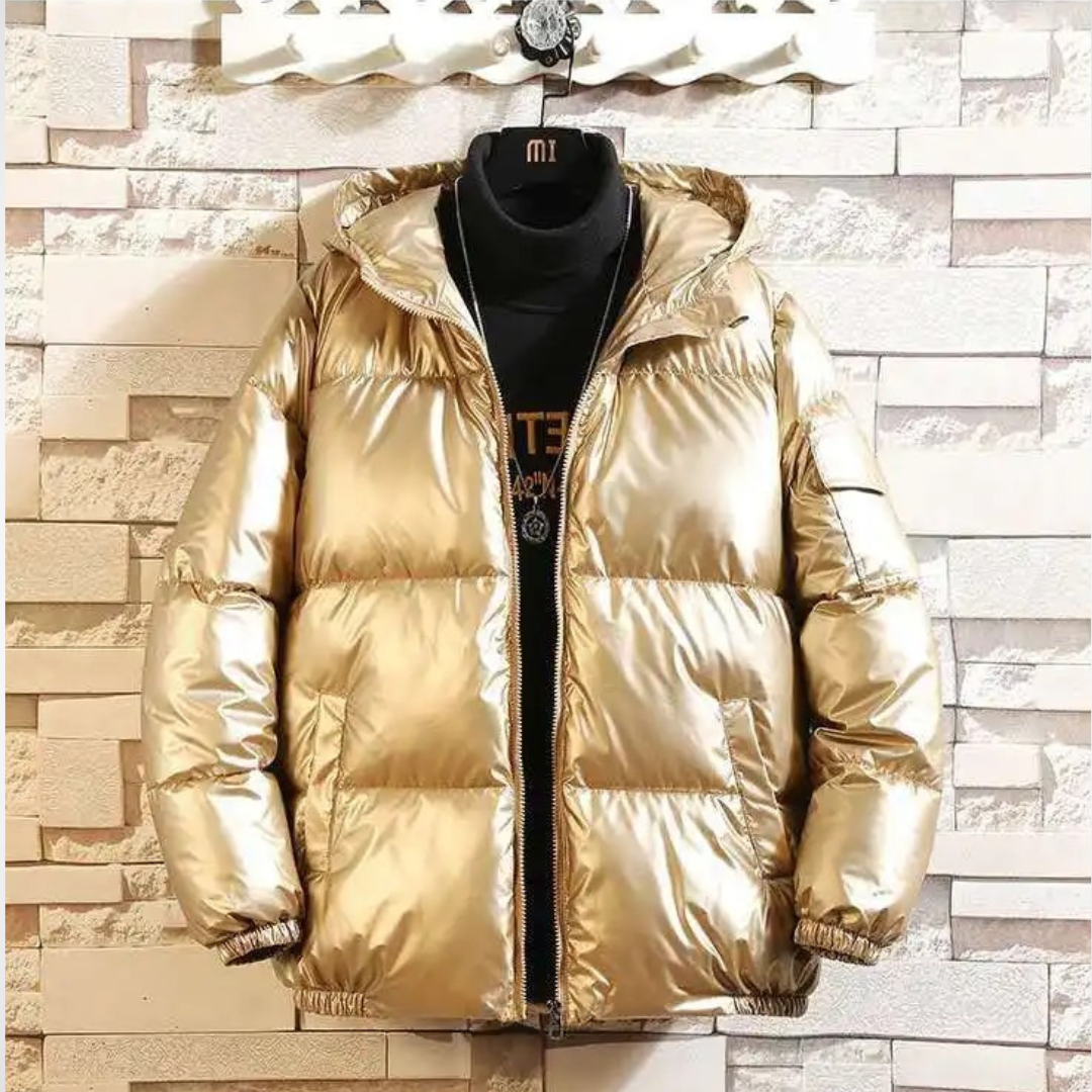 Linnora Winterjas Puffer in goudkleur. Deze glanzende gewatteerde winterjas met capuchon biedt stijl en warmte voor koude dagen. Perfecte keuze voor een modieuze en comfortabele winterlook.