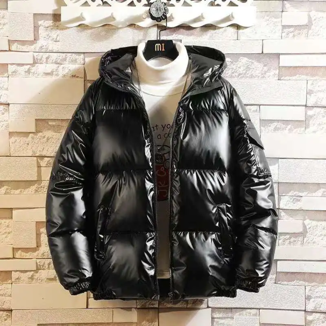 Linnora Winterjas Puffer in glanzend zwart. Deze gewatteerde winterjas voor heren met capuchon combineert stijl en warmte. Perfect voor koude dagen, met een comfortabele pasvorm en praktische zakken.