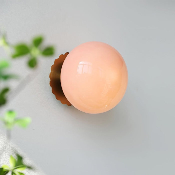 Lira hanglamp met een elegante ronde glazen bol en een gouden wandbevestiging. De lamp straalt een warm, diffuus licht uit en voegt een stijlvolle en moderne touch toe aan elk interieur. Perfect voor de woonkamer, hal of slaapkamer.