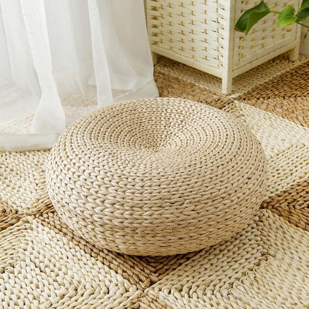 Luma kussen met een stijlvol, handgeweven ontwerp in een natuurlijke tint. Het kussen heeft een ronde, comfortabele vorm en voegt een warme en rustieke sfeer toe aan je interieur. Perfect als decoratief zitkussen of vloerkussen in de woonkamer of slaapkamer.
