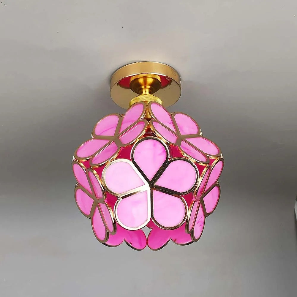De Lumeera plafondlamp in bloemstijl combineert levendig roze met gouden accenten, waardoor ze een vrolijke, elegante touch aan elke kamer geeft. Haar unieke ontwerp met bloemblaadjesvormige glazen platen geeft de ruimte een charmante en stijlvolle sfeer. Ideaal voor moderne en speelse woonruimtes.