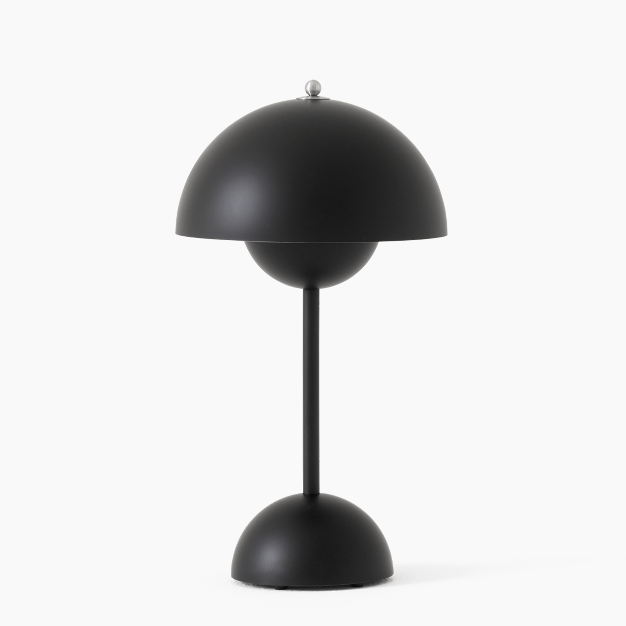 LumenShine LED Tafellamp in een stijlvolle matzwarte uitvoering, ontworpen voor een strak en modern interieur. Deze energiezuinige lamp biedt een subtiele en elegante verlichting, ideaal voor werkplekken, slaapkamers of woonkamers.