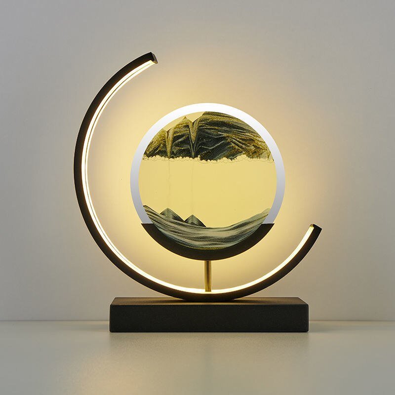 De LumiAura lamp creëert een betoverend effect met zijn unieke zandlandschap in geelgroene tinten, dat zich langzaam beweegt. Het moderne ontwerp met een cirkelvormig frame en zachte verlichting benadrukt de rustgevende en kalmerende werking van het zand, perfect voor het toevoegen van sfeer en stijl aan elk interieur. Het is niet alleen een lamp, maar ook een kunstwerk dat een vredige, verfijnde uitstraling biedt.