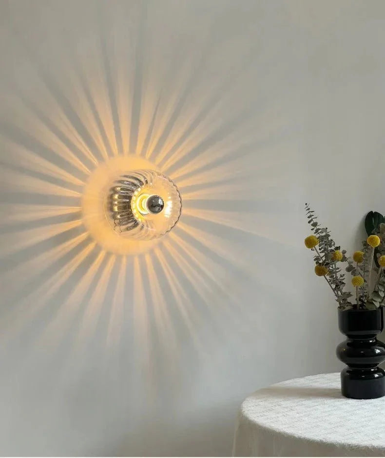 Een moderne LumièreAura wandlamp die een verfijnde warme gloed uitstraalt en een stralend patroon projecteert op de muur. Ideaal voor een stijlvolle en energiezuinige toevoeging aan elk interieur.