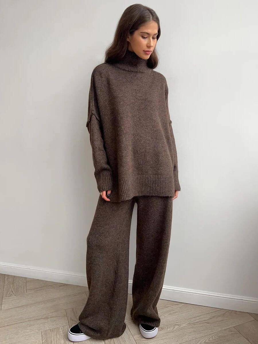 Lumiere stijlvol knit set in donkerbruin, bestaande uit een oversized coltrui en wijde broek. De set heeft een ontspannen pasvorm en biedt zowel warmte als elegantie. Perfect voor een casual en comfortabele look tijdens koudere dagen.