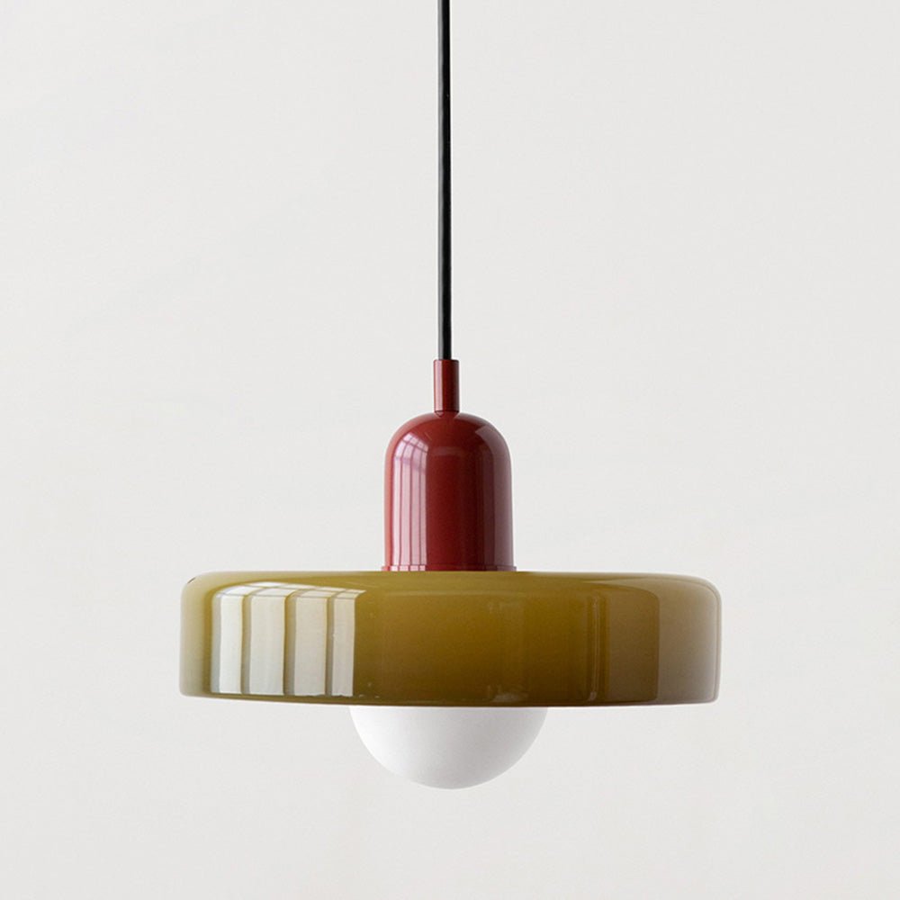 Een close-up van de Luminezza Living hanglamp met een kleurrijk design, bestaande uit een olijfgroene glazen kap en een bordeauxrode keramische fitting. Deze moderne lamp biedt een stijlvolle en unieke uitstraling, perfect voor het verfraaien van elk interieur.