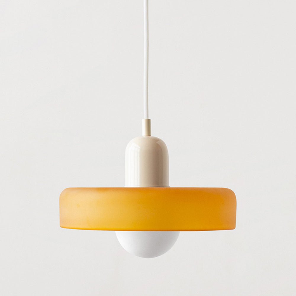 De Luminezza Living hanglamp in kleurrijk design met een warme gele kap en een elegante witte fitting. Deze moderne hanglamp combineert stijl en functionaliteit, perfect om elke ruimte een uitnodigende sfeer te geven.