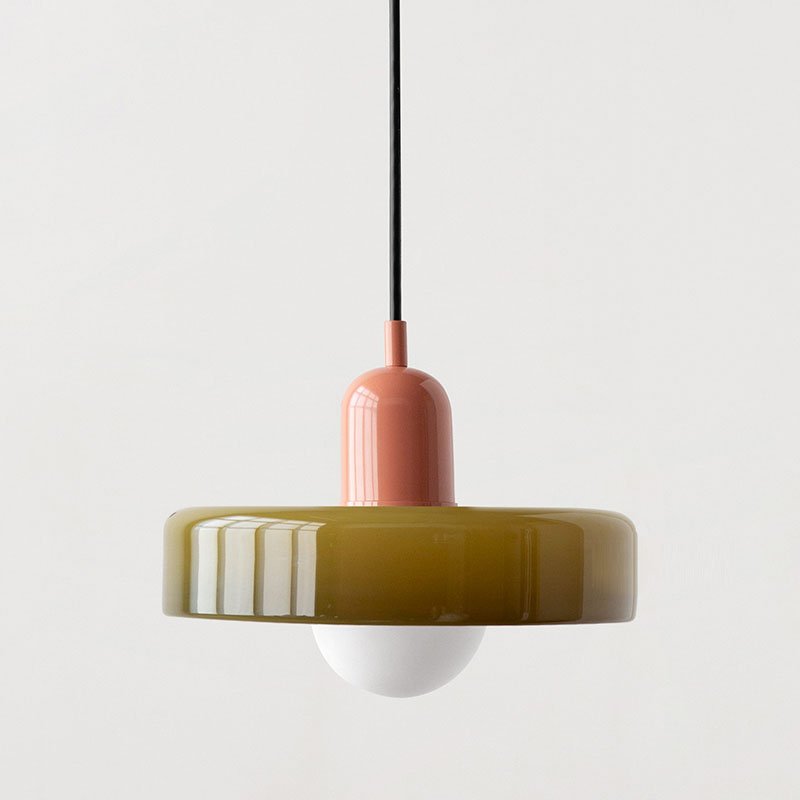 Een close-up van de Luminezza Living hanglamp in een modern kleurrijk ontwerp, met een glanzend geelgroene kap en een zachtroze bovenkant. De lamp straalt een eigentijdse esthetiek uit, ideaal voor het verfraaien van elk interieur met een unieke en stijlvolle touch. Perfect voor woonkamers, eetkamers of keukens.