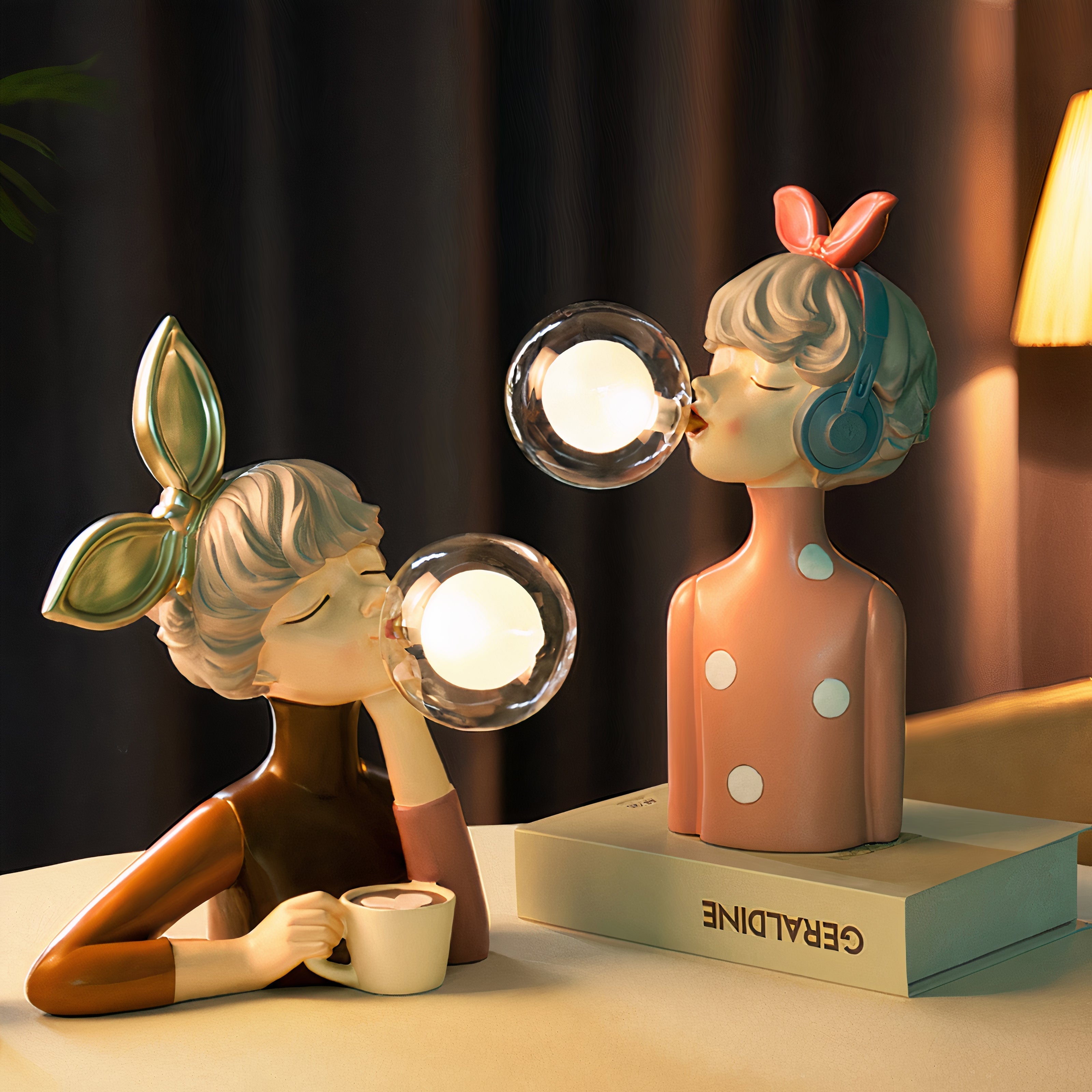 Twee elegante Luminique tafellampen in de vorm van vrouwelijke figuren met speelse ontwerpen, elk voorzien van een zachte lichtbol voor een warme en moderne sfeer – perfect als stijlvolle toevoeging aan elk interieur.