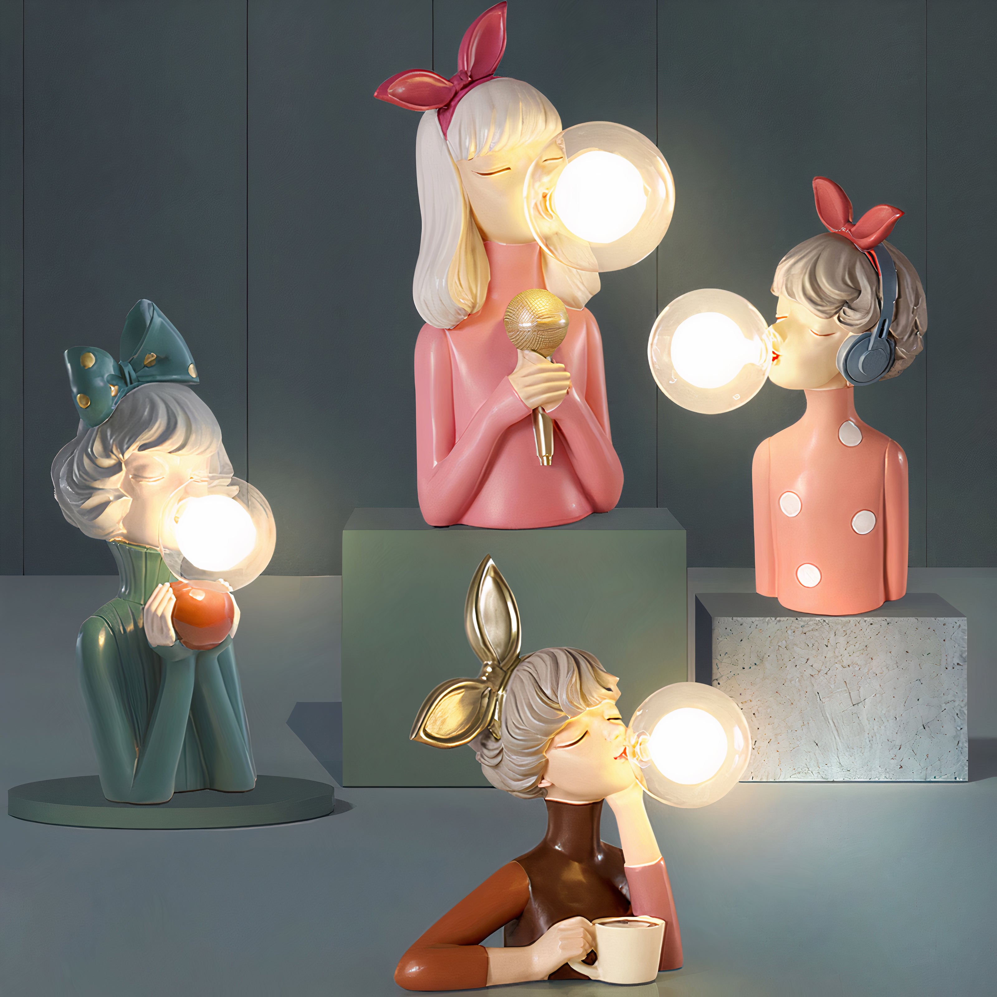 Vier stijlvolle en moderne Luminique tafellampen met vrouwelijke figuren in speelse poses, elk voorzien van een zachte lichtbol die een warme sfeer creëert – ideaal voor een elegant en uniek interieur.