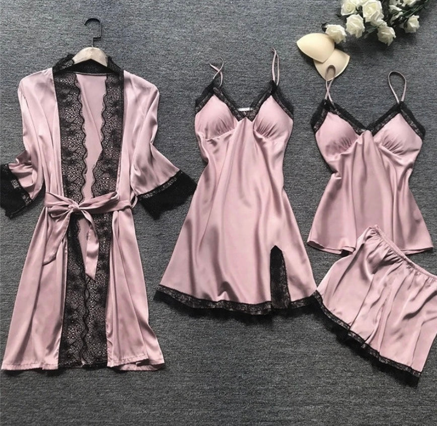 De afbeelding toont een elegant LunaComfort pajamapakket, perfect voor ontspanning. Het setje bevat een satijnen nachtjapon, een elegante chemise, en een bijpassende broek, allemaal versierd met delicate kanten details. De zachte roze tint en het luxe satijn zorgen voor een comfortabele en verleidelijke uitstraling, ideaal voor een ontspannen avond thuis.