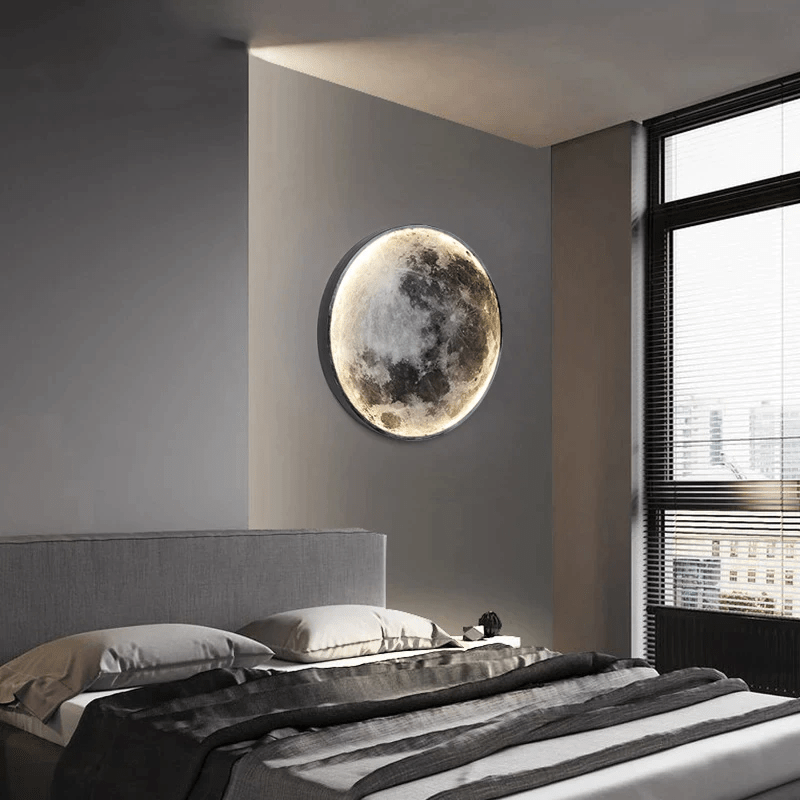 LunaGlow is een magische wandlamp die de sereniteit van de maan in je slaapkamer brengt. Het ontwerp heeft een gedetailleerd maanzaicht, omgeven door een zachte lichtkring die zorgt voor een rustgevende, dromerige sfeer in je ruimte