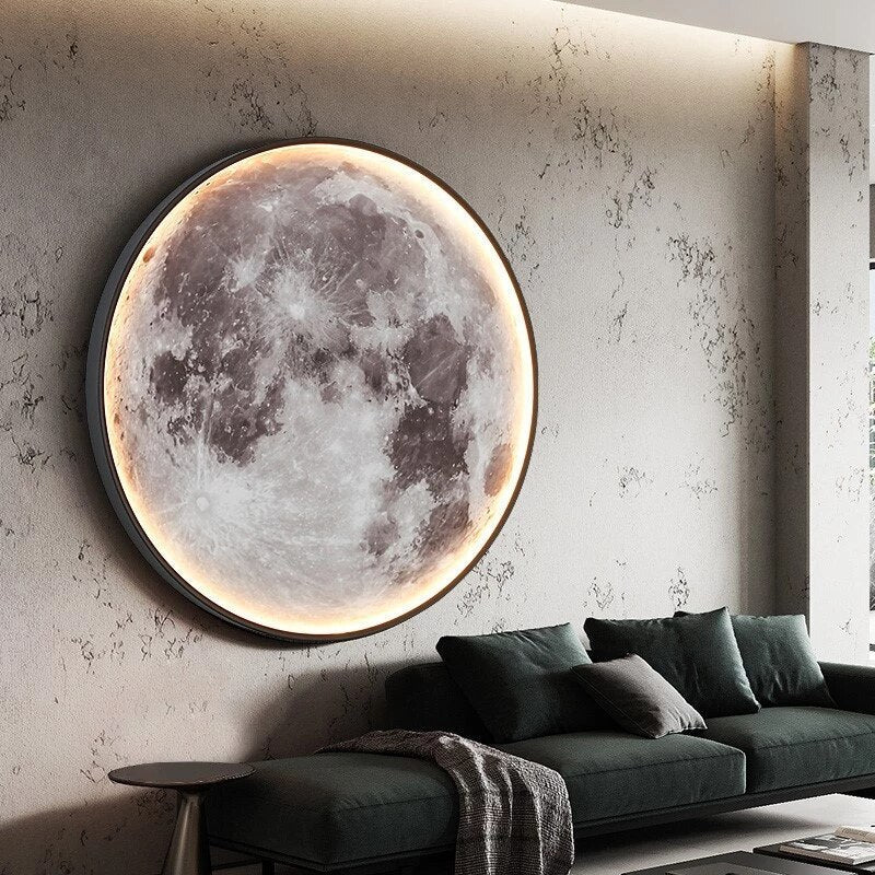 LunaGlow is een betoverende wandlamp die de schoonheid van de maan naar je woonkamer brengt. Het grote, ronde ontwerp toont een gedetailleerd maanzicht, verlicht met een zachte gloed, waardoor een rustige en magische sfeer ontstaat in elke kamer.