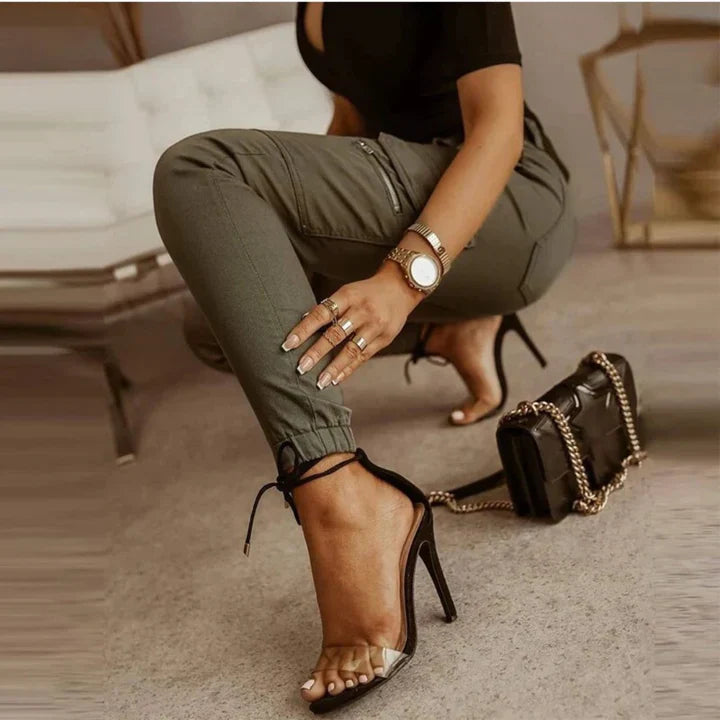 Een elegante dame draagt een stijlvolle en comfortabele Merlijn damesjeans in een trendy kleur. De jeans heeft een flatterende pasvorm met een moderne afwerking bij de enkels. Perfect te combineren met hakken en accessoires voor een chique uitstraling.
