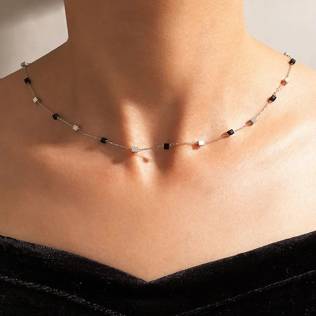 Goldene Geometrie Kurze Kette für sommerliche Raffinesse