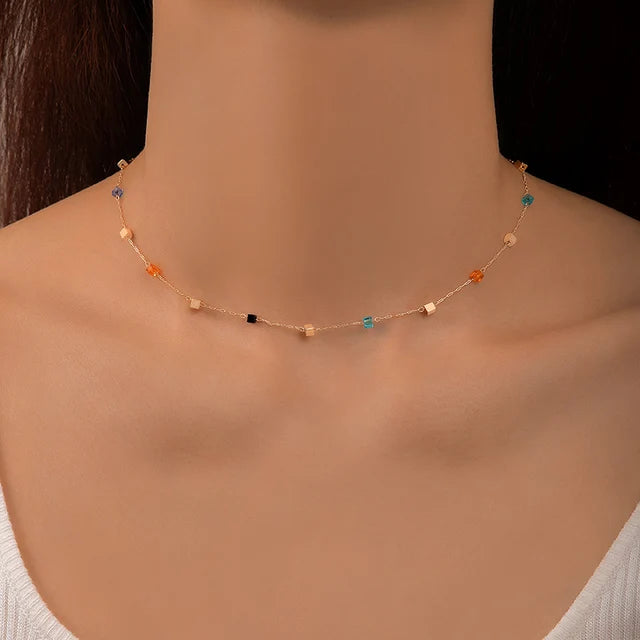 Goldene Geometrie Kurze Kette für sommerliche Raffinesse
