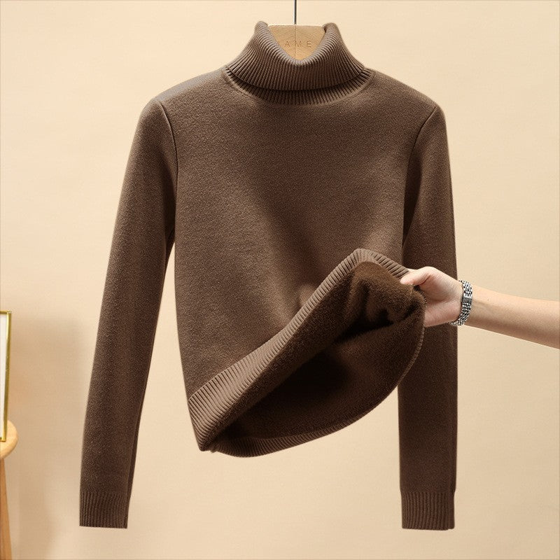 Mistra stijlvolle en comfortabele bruine trui met een hoge col en lange mouwen. De trui heeft een zachte, warme binnenvoering en is perfect voor koude dagen. Tijdloos ontwerp voor een elegante en knusse uitstraling.