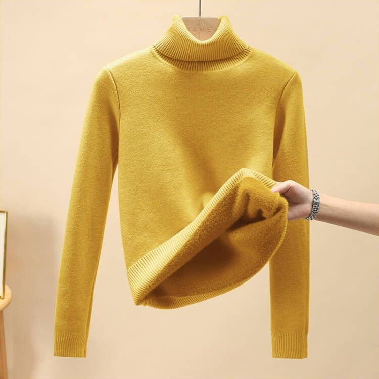 Mistra stijlvolle en comfortabele okergele trui met col en lange mouwen. De trui heeft een warme voering die zichtbaar is aan de binnenkant, ideaal voor een modieuze en knusse look tijdens koud weer.