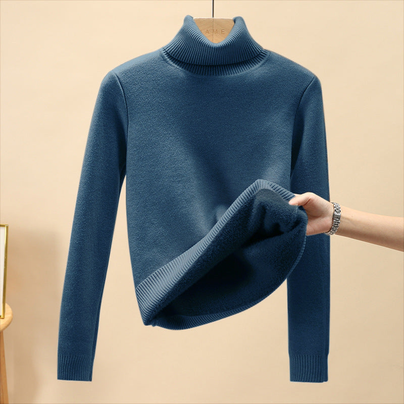 Mistra stijlvolle en comfortabele donkerblauwe trui met col en lange mouwen. De trui heeft een zachte, warme voering zichtbaar aan de binnenkant, perfect voor een modieuze en knusse uitstraling tijdens koude dagen.
