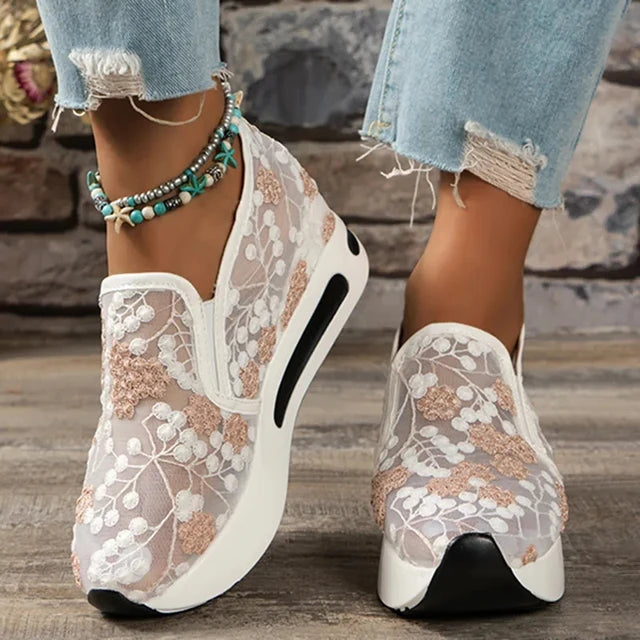 Sommerliche bestickte Loafers von Zara für trendige Damen