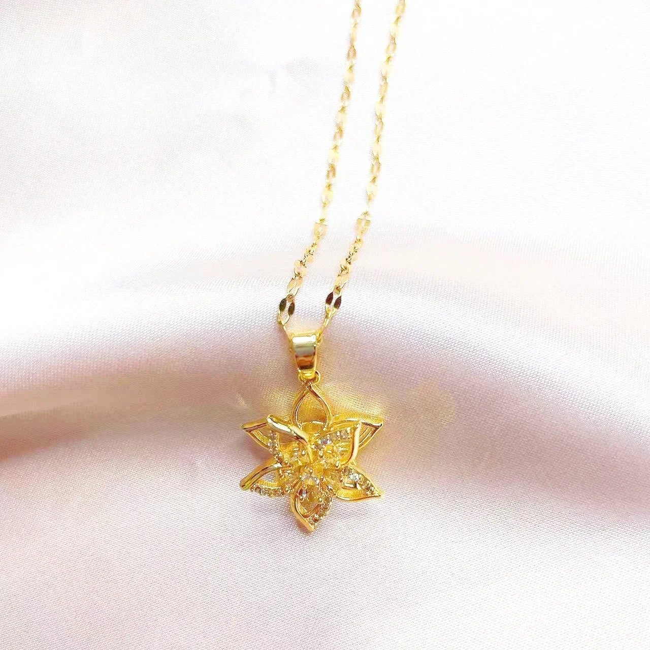 Enchanting Fashion Creative 360° Rotating Flower Pendant Necklace