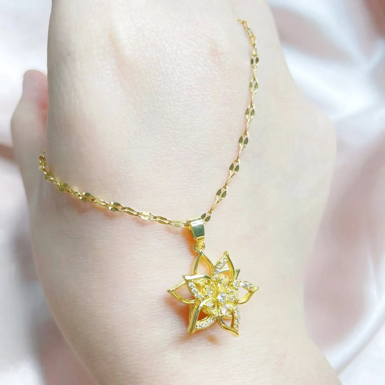 Enchanting Fashion Creative 360° Rotating Flower Pendant Necklace