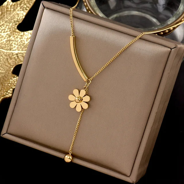 Incantevole Collana di Fiori di Amora