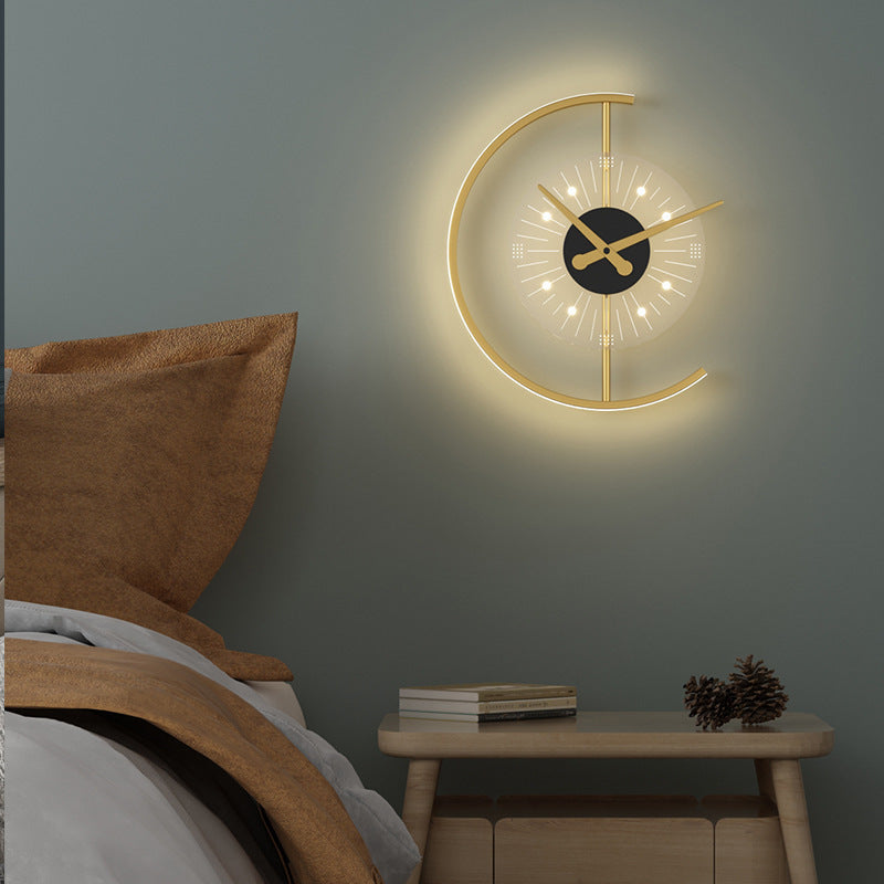 Moderne LED Wandklok in Halfmaansvorm