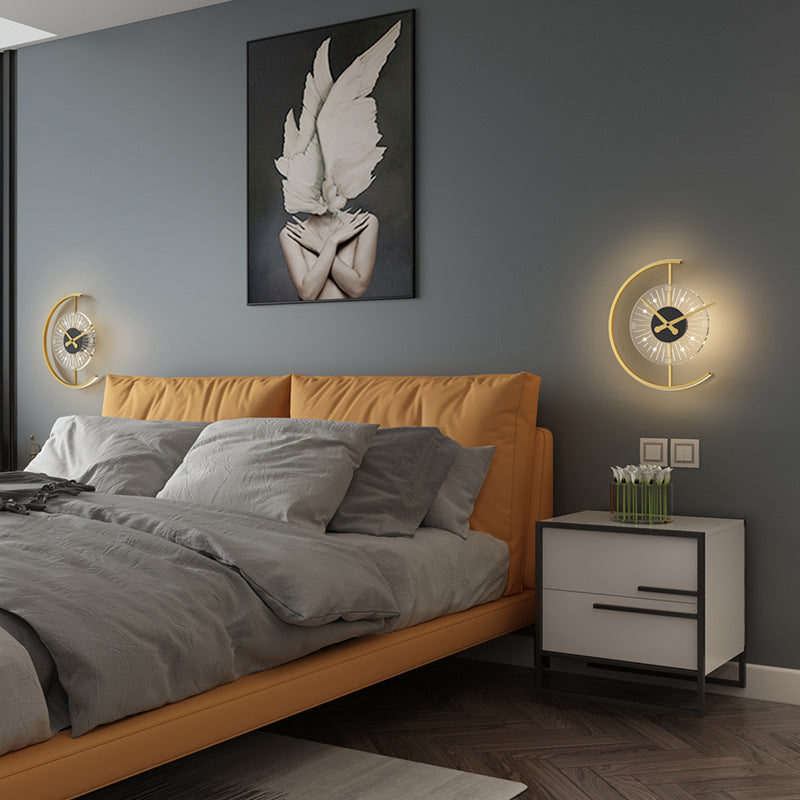 Moderne LED Wandklok in Halfmaansvorm