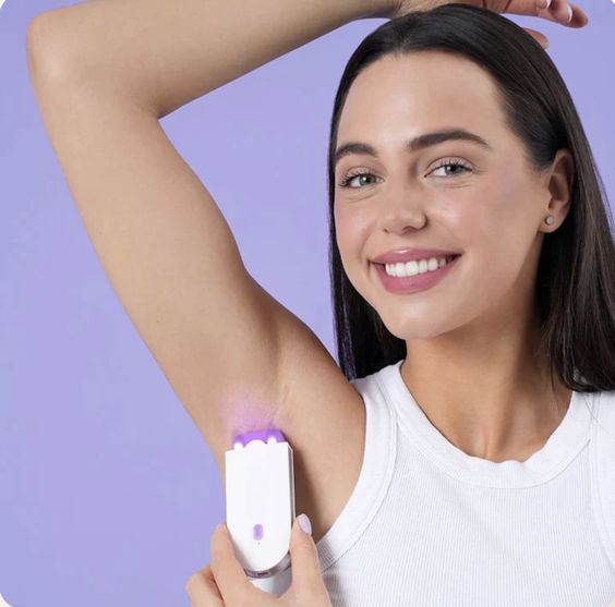 De ONDAVI infrarood ontharingssystemen bieden een veilige en efficiënte manier om ongewenst haar te verwijderen. In deze foto gebruikt een vrouw het apparaat voor ontharing onder de arm, waarbij de gepatenteerde infrarood technologie zorgt voor een langdurig resultaat zonder pijn. Het apparaat is handig, makkelijk in gebruik, en geschikt voor verschillende delen van het lichaam.