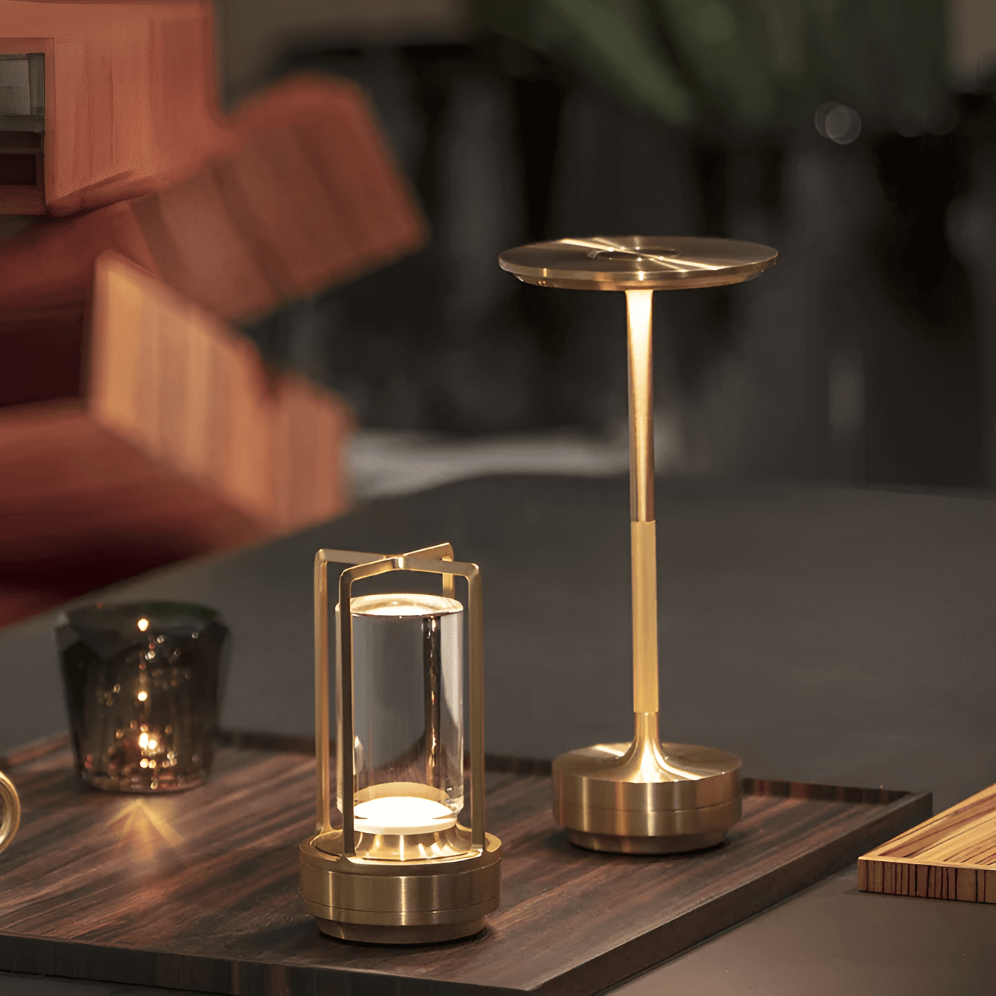 Oasa Mood Light set met twee gouden draadloze en oplaadbare lampen, geplaatst op een houten dienblad in een stijlvol interieur.