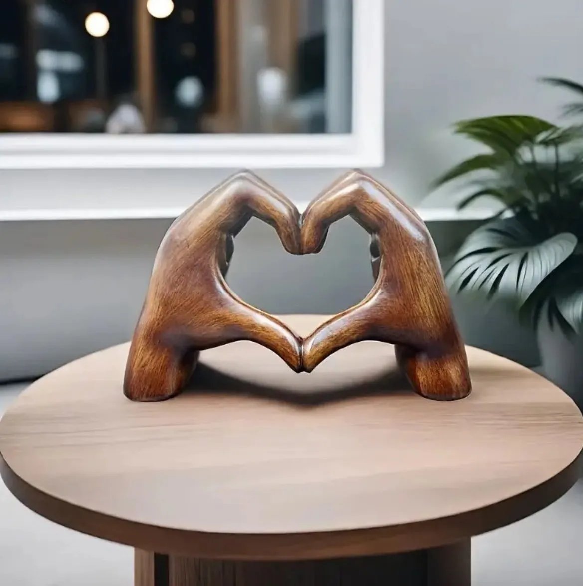 Een betoverend houten hartbeeld van Olivan, gevormd door twee handen die elkaar vasthouden en een hart creëren. Dit stijlvolle kunstwerk is perfect voor een moderne en warme uitstraling in elk interieur.