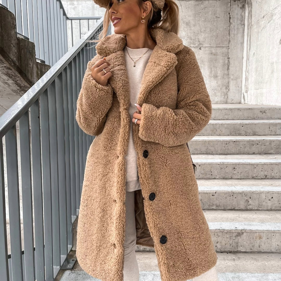 Olivia | Jas van elegante en gastvrije hete teddybeer